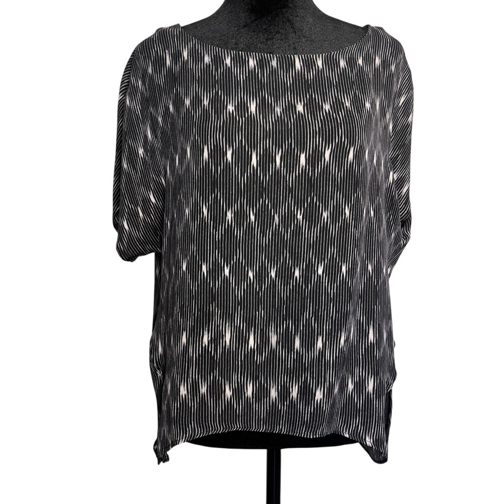 Brochu Walker Ikat Printed Split Back Silk Blouse Black/White — Medium - Picture 4 of 10